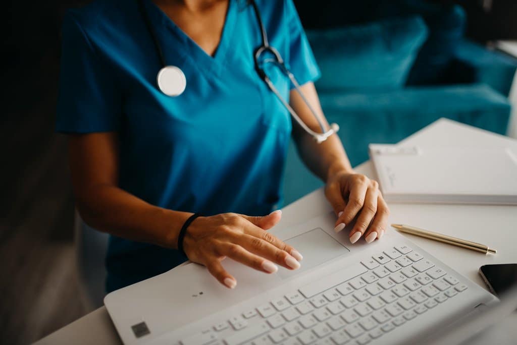 Profissional de saúde acompanhando indicadores assistenciais em dispositivo digital