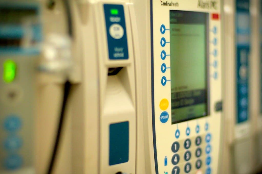 Equipe médica analisando indicadores hospitalares