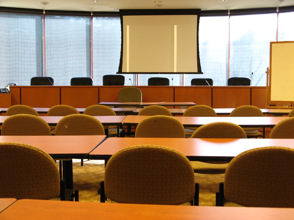 Sala de reunião executiva usada para apresentação de dashboard estratégico