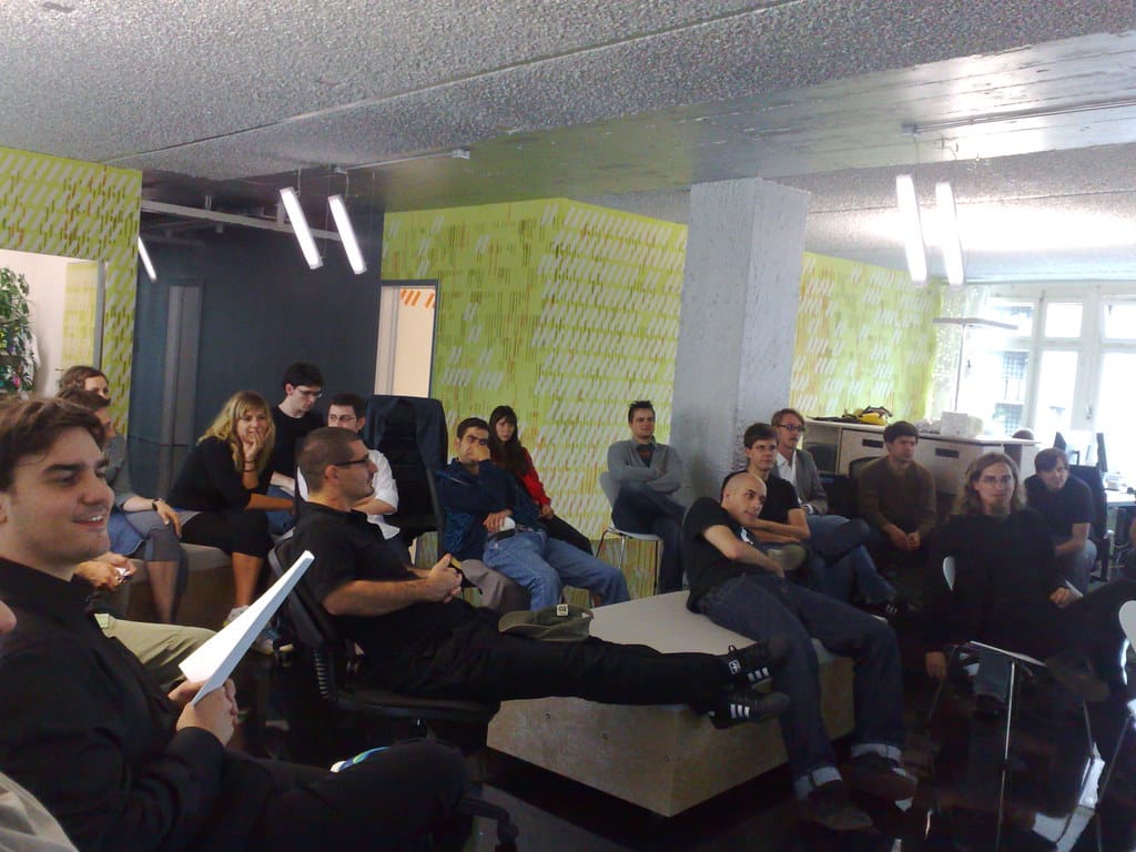Equipe em reunião analisando metas em dashboard tático