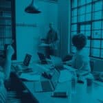 Equipe de liderança discutindo decisões baseadas em dados