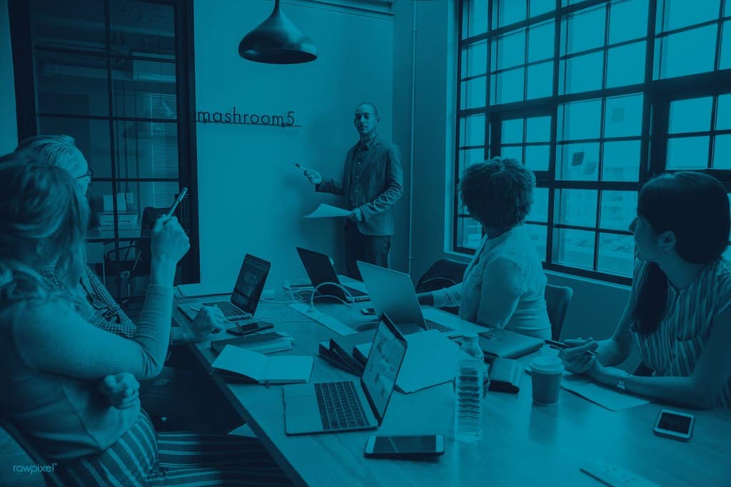 Equipe de liderança discutindo decisões baseadas em dados