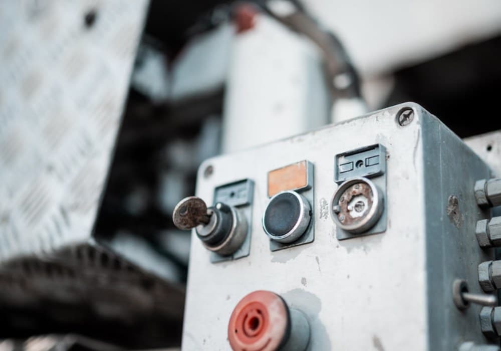 Painel de controle de maquinário industrial com botões e chaves
