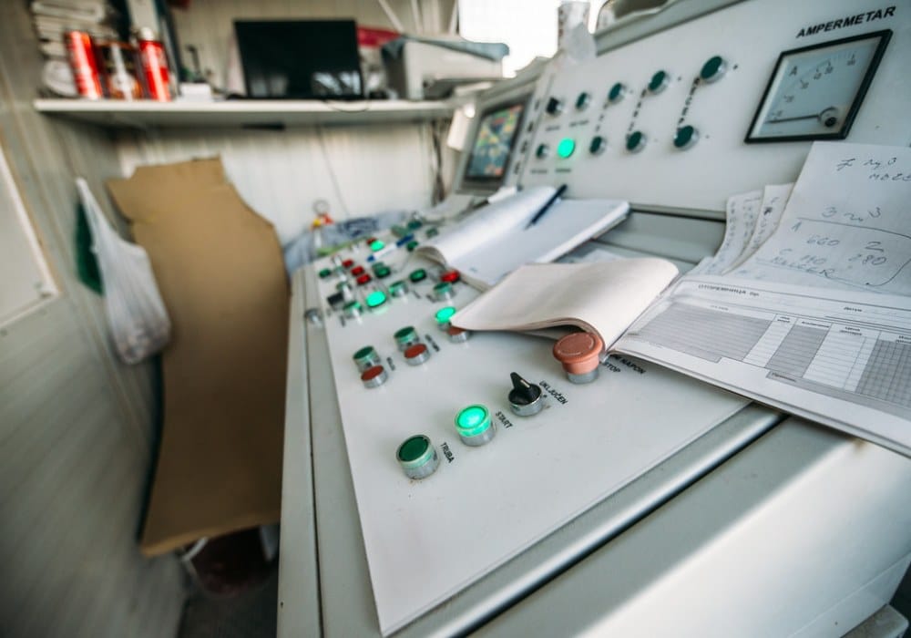 Painel de controle industrial com botões e indicadores