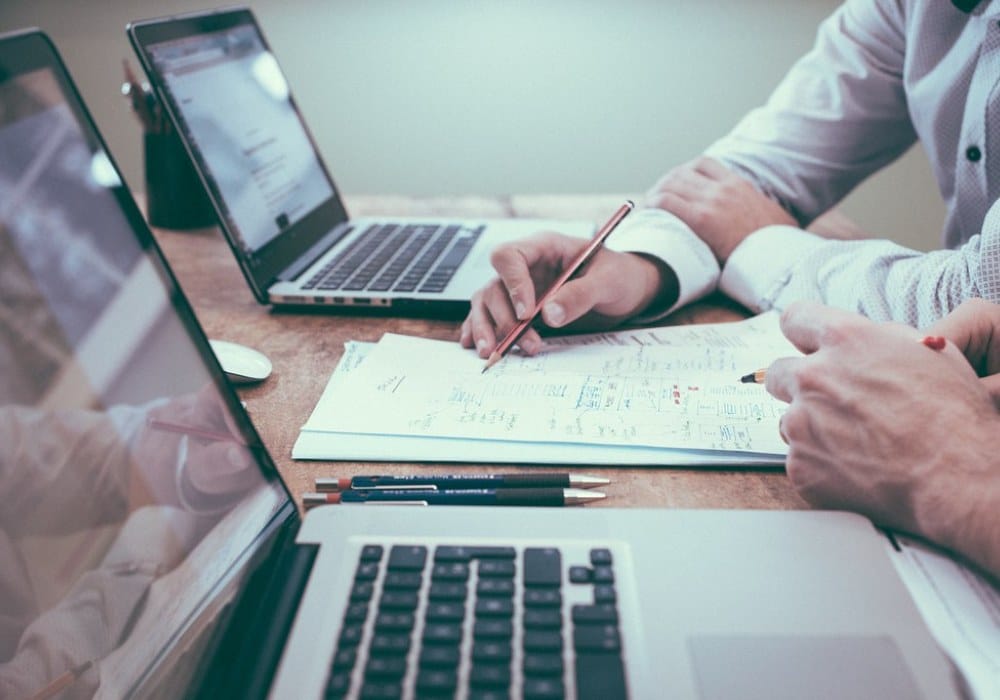 Equipe trabalhando em projeto de dados no escritório