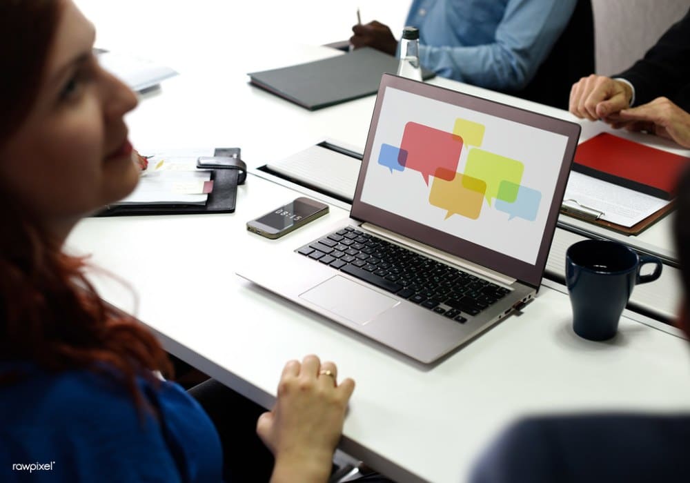 Equipe de negócios trabalhando em laptop analisando dados
