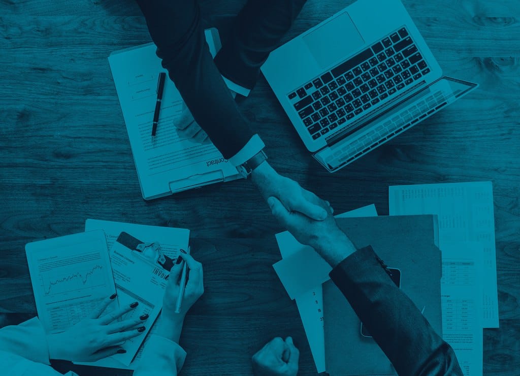 Contrato de implementação de Power BI sendo fechado entre consultoria e cliente