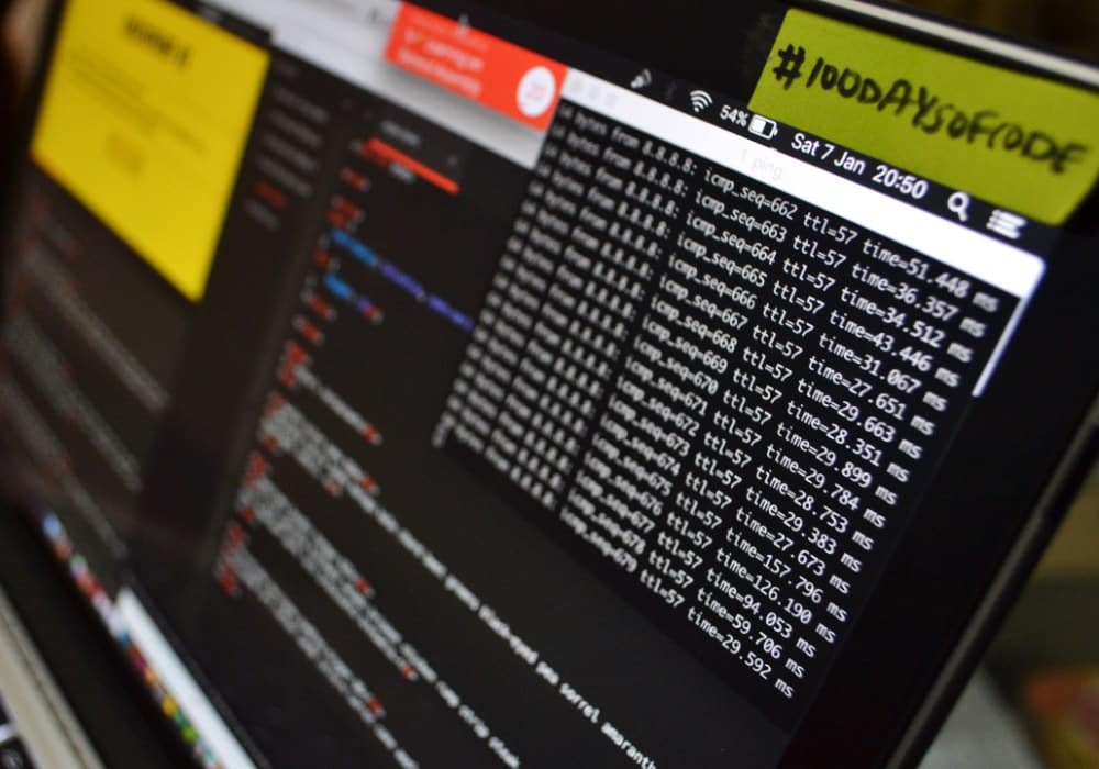 Painel de BI automatizado exibido em tela de computador