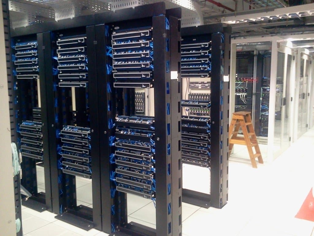 Racks de servidores de um data lakehouse onde a arquitetura medalhão organiza os dados em camadas bronze, prata e ouro