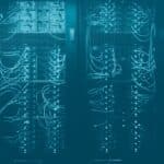 Microsoft Fabric: servidores e cabos de um data center que sustentam a plataforma de dados e o OneLake