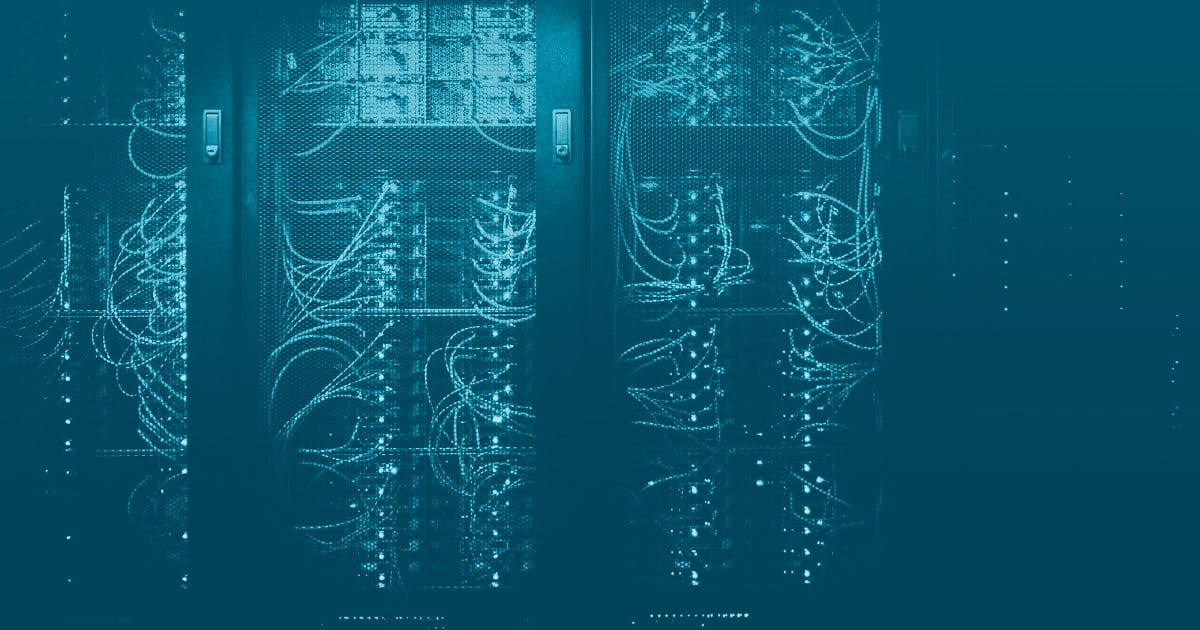 Microsoft Fabric: servidores e cabos de um data center que sustentam a plataforma de dados e o OneLake